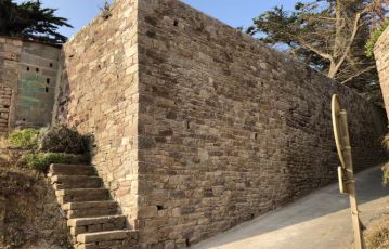 Restauration d’un mur de soutènement en pierre sur Erquy