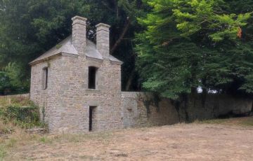 Bâtiment ancien : pavillon de baignade